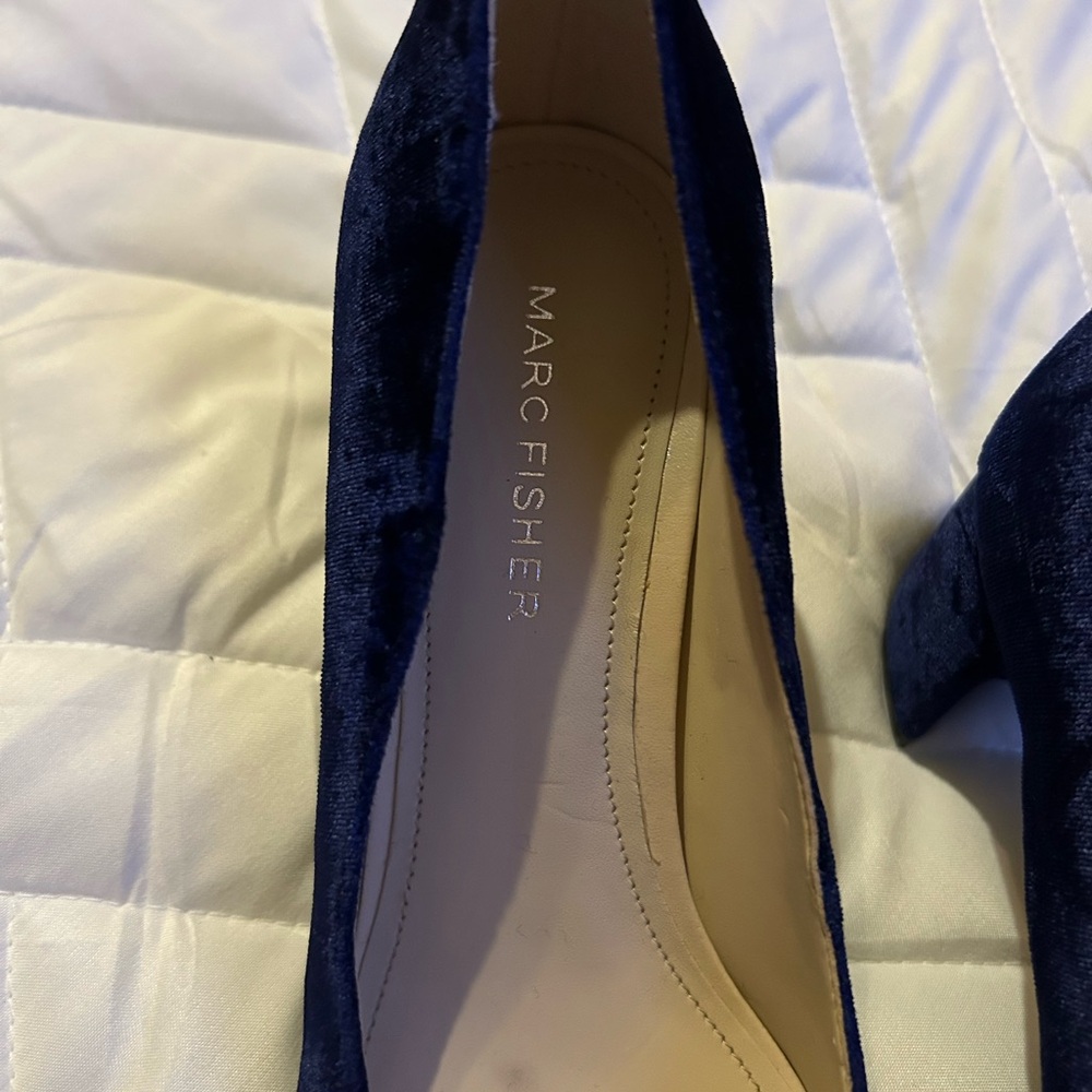Womens Marc Fisher velvet pumps, NAVY, sz 6 - Picture 4 of 4